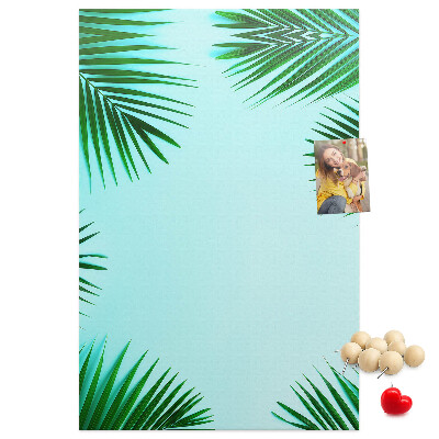 Korkpinnwand mit Palmenblätter-Motiv auf blauem Hintergrund