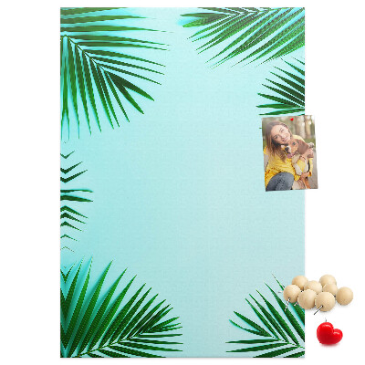 Korkpinnwand mit Palmenblätter-Motiv auf blauem Hintergrund