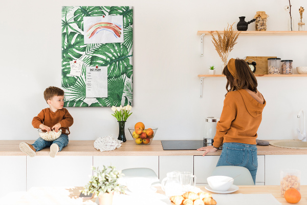 Bedruckte Korkplatte mit Monstera-Blättern auf hellem Hintergrund