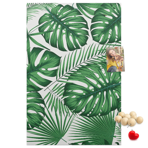 Bedruckte Korkplatte mit Monstera-Blättern auf hellem Hintergrund