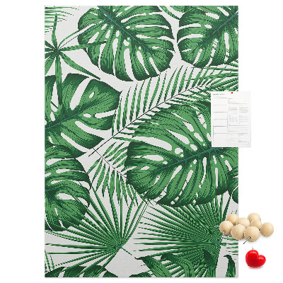 Bedruckte Korkplatte mit Monstera-Blättern auf hellem Hintergrund