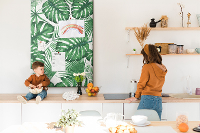 Bedruckte Korkplatte mit Monstera-Blättern auf hellem Hintergrund