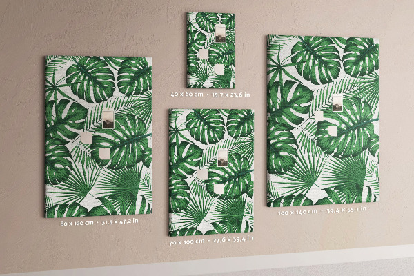 Bedruckte Korkplatte mit Monstera-Blättern auf hellem Hintergrund