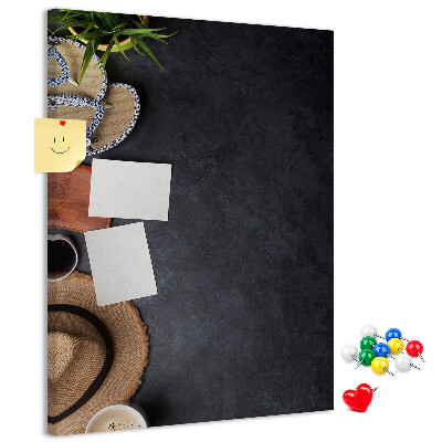 Kork-Pinnwand mit stilvollem Layout und natürlichen Akzenten