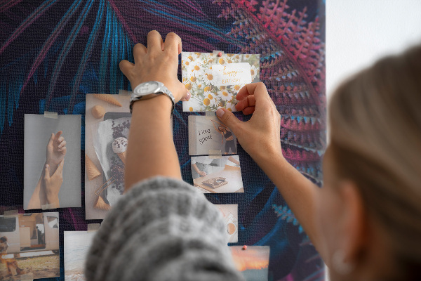 Bedruckte Korkplatte mit Motiv eines geheimnisvollen Waldes in intensiven Farben