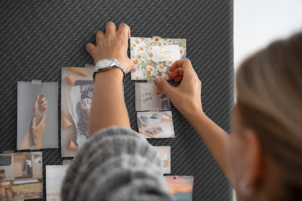 Bedruckte Korkplatte mit schwarzer Textur und dezentem Anthrazitmuster