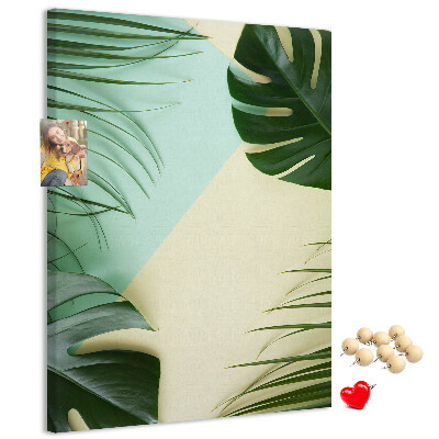 Bedruckte Korkplatte mit Palmenblättern auf pastellfarbenem Hintergrund