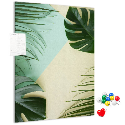 Bedruckte Korkplatte mit Palmenblättern auf pastellfarbenem Hintergrund