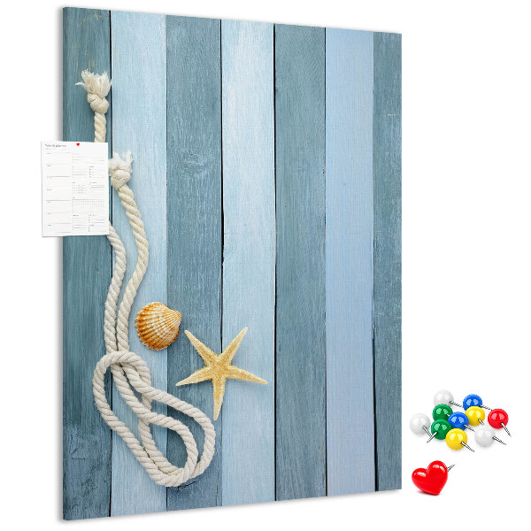 Kork-Pinnwand mit Strandmotiv aus blauen Planken und einer Muschel
