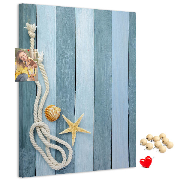 Kork-Pinnwand mit Strandmotiv aus blauen Planken und einer Muschel