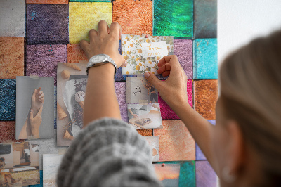 Pinnwand mit bunten Holzquadraten im Mosaikdesign