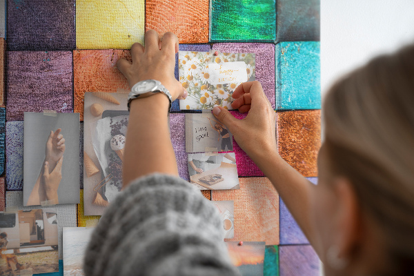 Pinnwand mit bunten Holzquadraten im Mosaikdesign