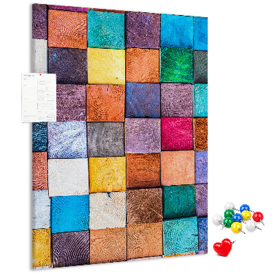 Pinnwand mit bunten Holzquadraten im Mosaikdesign