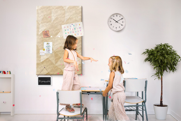 Pinnwand mit geometrischem Muster in Beige- und Brauntönen
