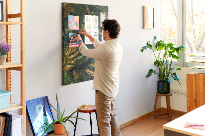 Kork-Pinnwand mit Motiv goldener Blätter in einer tropischen Pflanzenkomposition