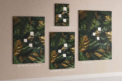 Kork-Pinnwand mit Motiv goldener Blätter in einer tropischen Pflanzenkomposition