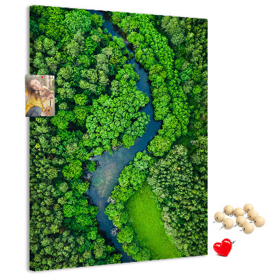 Bedruckte Korkplatte mit Motiv einer grünen Landschaft mit gewundenem Fluss