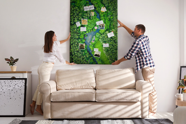 Bedruckte Korkplatte mit Motiv einer grünen Landschaft mit gewundenem Fluss