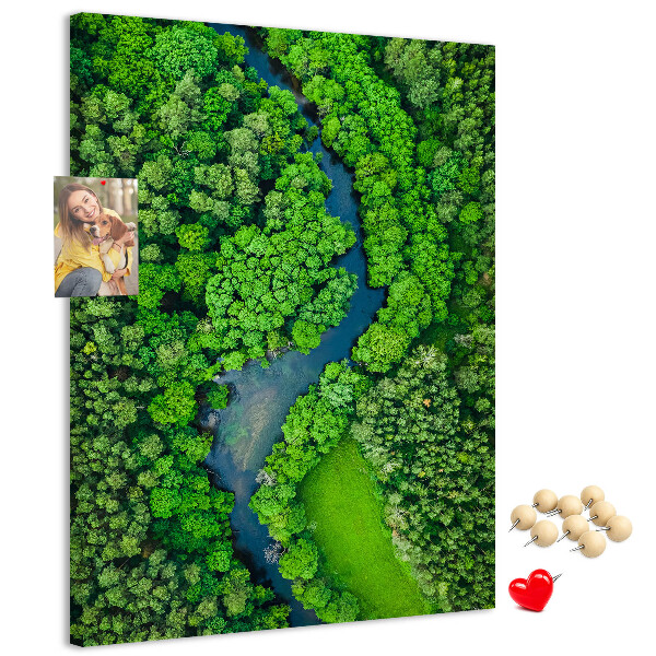 Bedruckte Korkplatte mit Motiv einer grünen Landschaft mit gewundenem Fluss