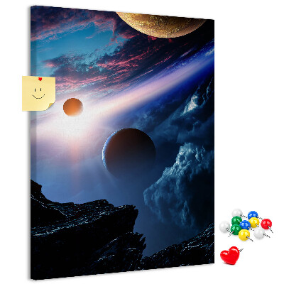 Bedruckte Korkplatte mit Weltraumlandschaft aus Planeten und Wolken
