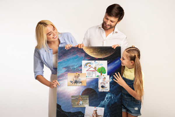 Bedruckte Korkplatte mit Weltraumlandschaft aus Planeten und Wolken