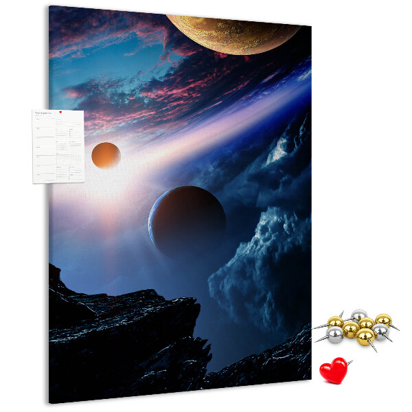 Bedruckte Korkplatte mit Weltraumlandschaft aus Planeten und Wolken