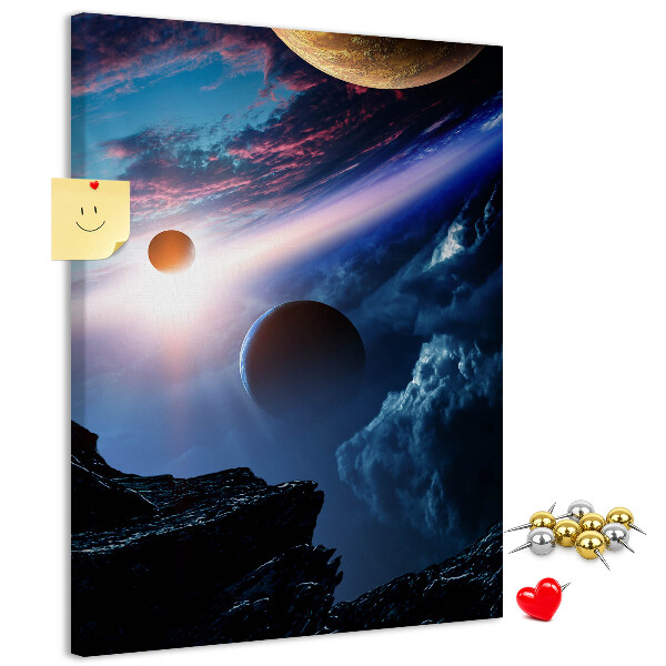 Bedruckte Korkplatte mit Weltraumlandschaft aus Planeten und Wolken