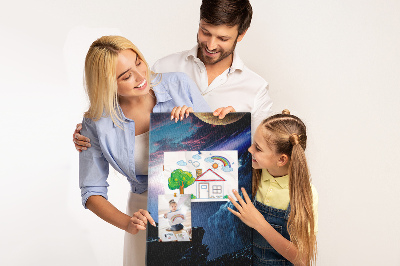Bedruckte Korkplatte mit Weltraumlandschaft aus Planeten und Wolken