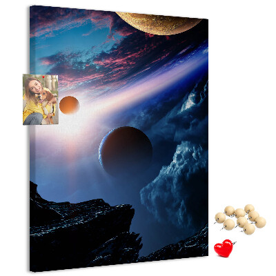 Bedruckte Korkplatte mit Weltraumlandschaft aus Planeten und Wolken