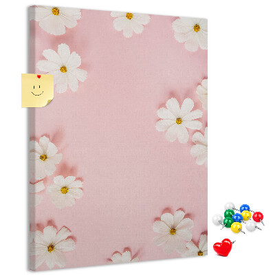 Bedruckte Korkplatte mit rosa Hintergrund und weißen Gänseblümchen