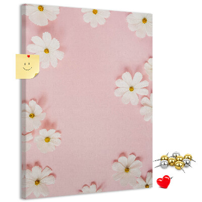 Bedruckte Korkplatte mit rosa Hintergrund und weißen Gänseblümchen