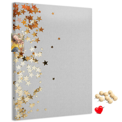 Pinnwand mit goldenen und silbernen Sternen auf grauem Grund