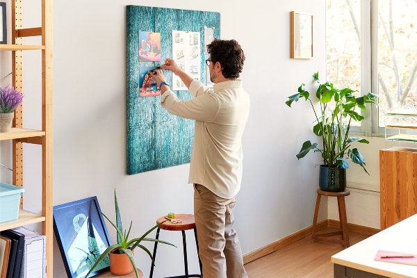 Pinnwand mit Motiv aus sonnenblauen Holzplanken