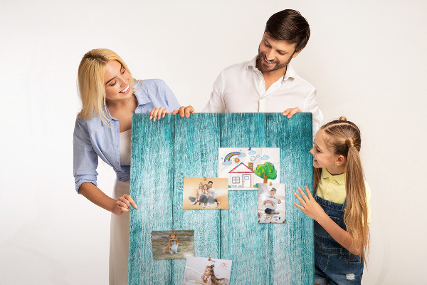Pinnwand mit Motiv aus sonnenblauen Holzplanken