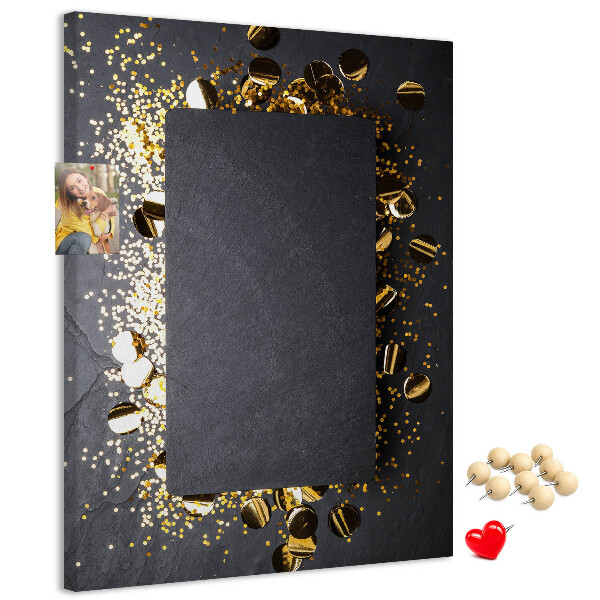 Pinnwand mit goldenen und silbernen Akzenten auf schwarzem Hintergrund