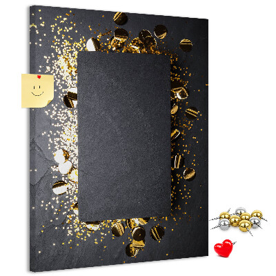 Pinnwand mit goldenen und silbernen Akzenten auf schwarzem Hintergrund