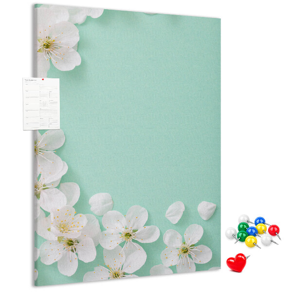 Pinnwand mit floralen Akzenten auf pastellfarbenem Hintergrund