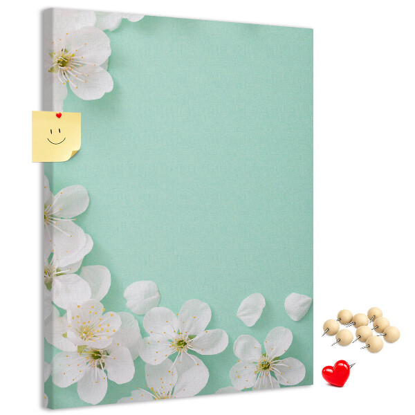 Pinnwand mit floralen Akzenten auf pastellfarbenem Hintergrund