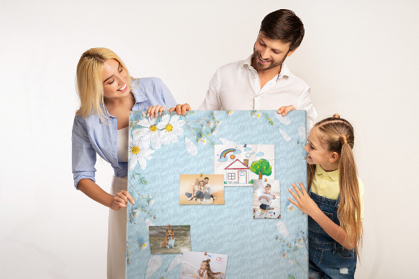 Bedruckte Korkplatte mit Blumenmuster auf blauem Hintergrund