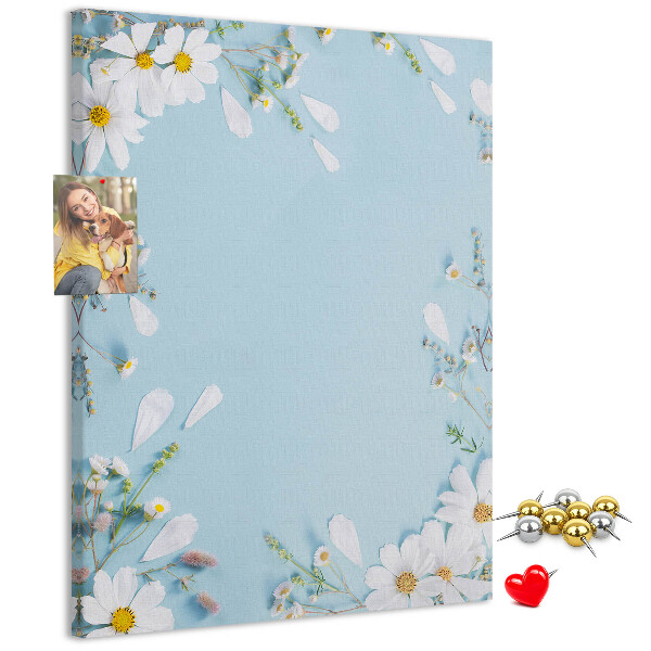 Bedruckte Korkplatte mit Blumenmuster auf blauem Hintergrund