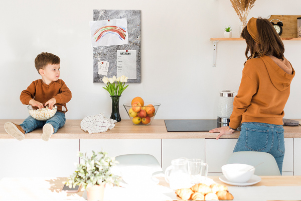 Pinnwand in grauem Marmor-Design mit feinen Adern