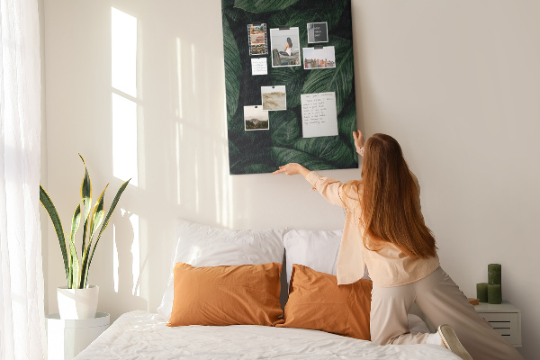 Bedruckte Korkplatte mit Motiv grüne Blätter vor dunklem Hintergrund