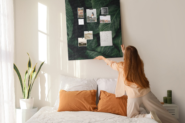 Bedruckte Korkplatte mit Motiv grüne Blätter vor dunklem Hintergrund