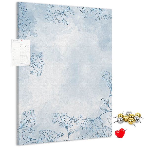 Pinnwand mit zarten blauen Blüten auf Aquarellhintergrund