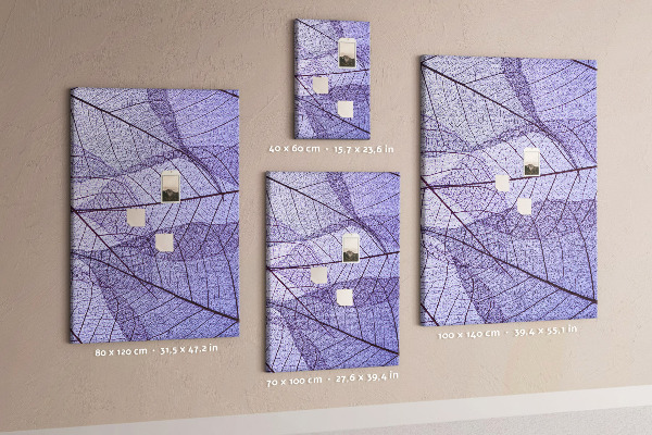 Bedruckte Korkplatte mit Motiv zarte Blätter in Violetttönen