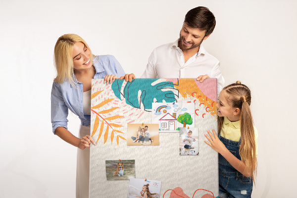 Kork-Pinnwand mit Motiv tropische Blätter und Blüten in Pastelltönen
