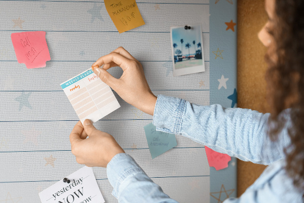 Bedruckte Korkplatte mit Sternenmotiv für To-Do-Listen