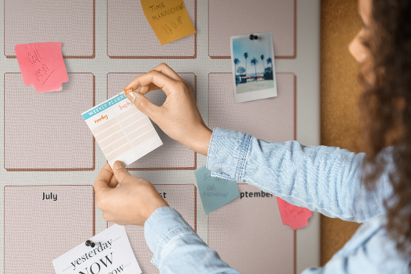 Geburtstagskalender aus Kork mit bedruckter Oberfläche und Platz für Notizen