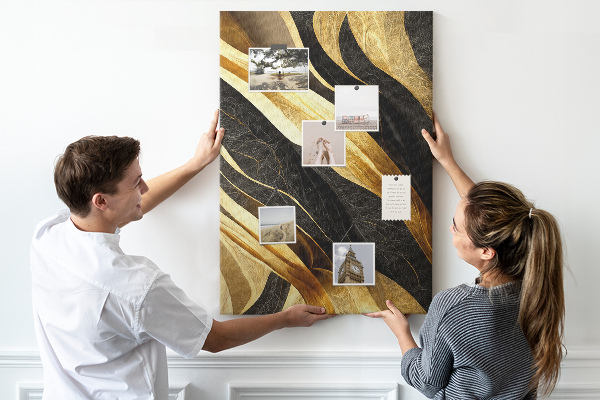 Kork-Pinnwand mit goldenen und schwarzen Wellen in Stofftextur