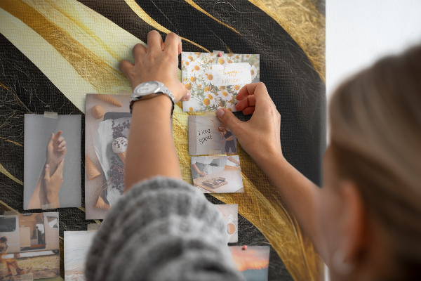 Kork-Pinnwand mit goldenen und schwarzen Wellen in Stofftextur